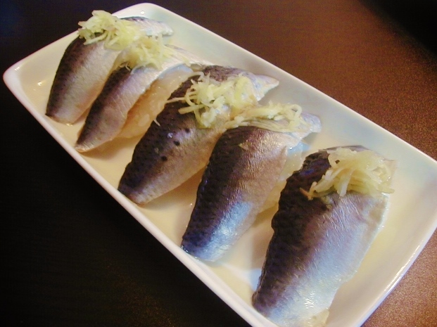 酢しめ鰯の握り寿司と煮込みハンバーグ 水は方円の器に随う