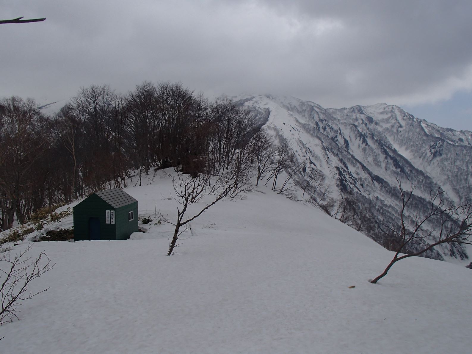 「里は春でも山は冬」などと申しますが、蓬峠_b0012281_2255085.jpg