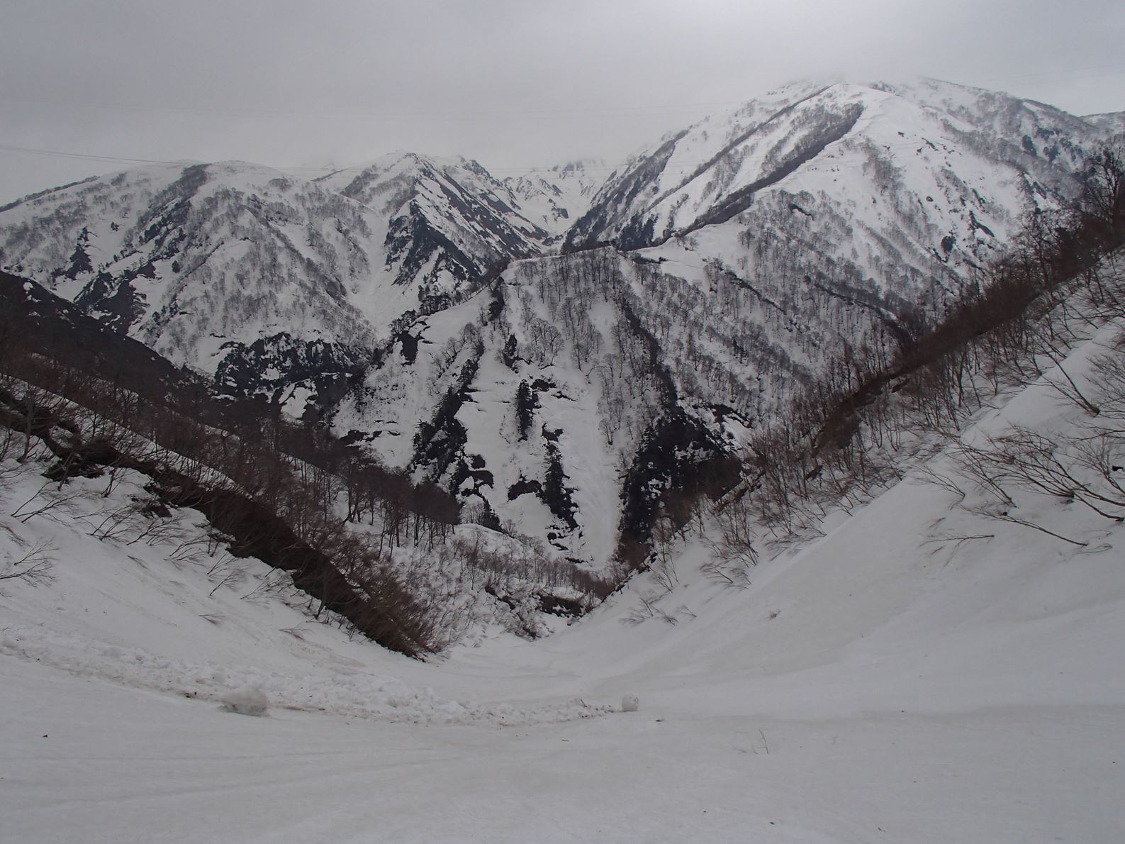 「里は春でも山は冬」などと申しますが、蓬峠_b0012281_2261954.jpg