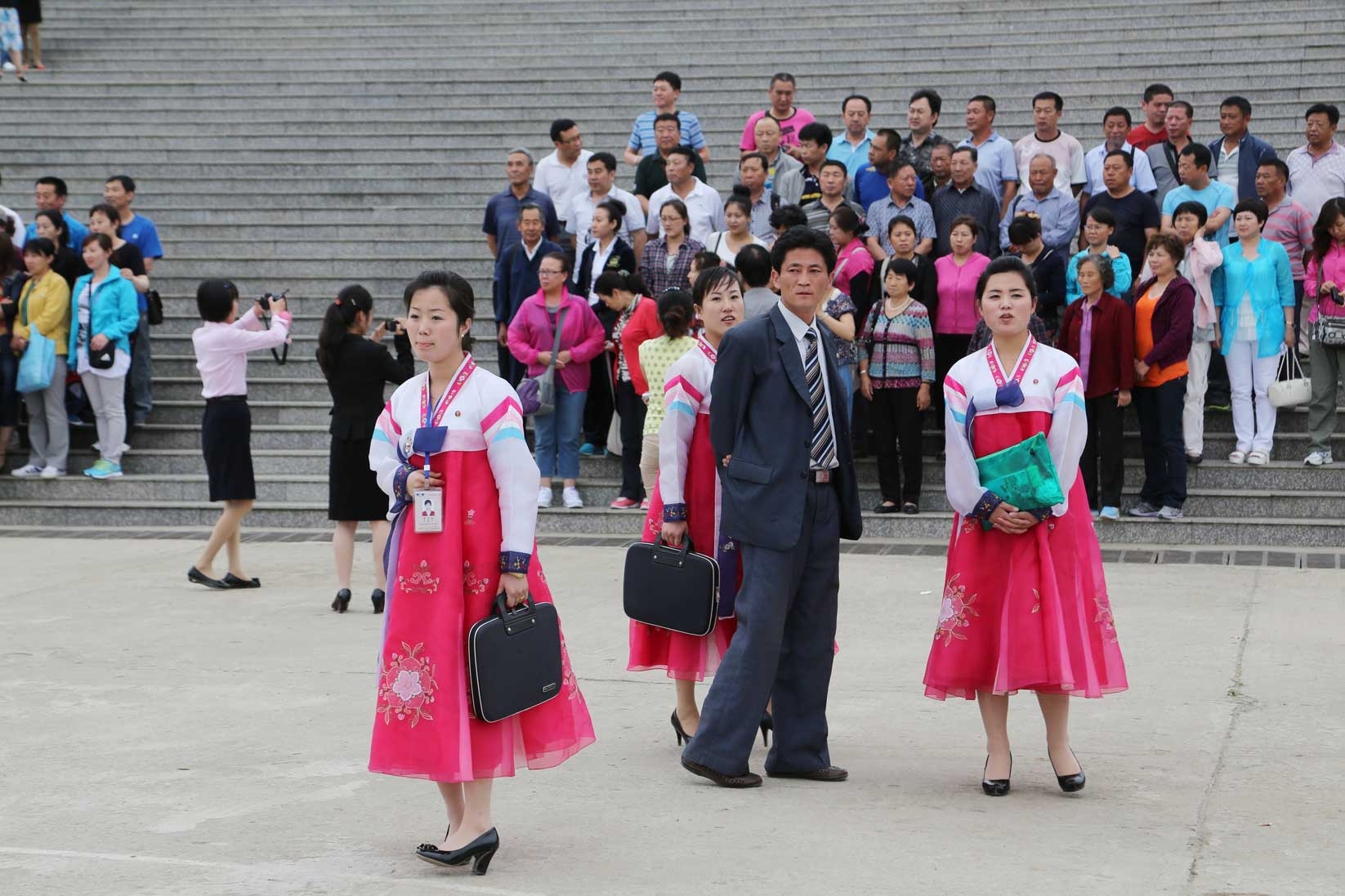 羅先で見かけた北朝鮮の人たち　前編（接待役）_b0235153_1416198.jpg