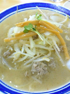 中日のランチはみそラーメン♪_b0081270_18523882.jpg