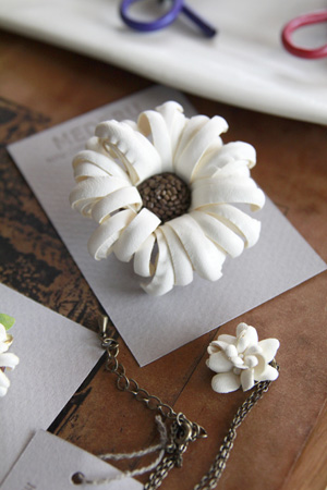 白いお花のブローチとネックレス_e0205196_16421197.jpg