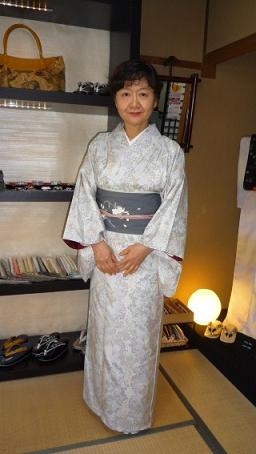 色大島に桜の帯・野田淳子さん・「桂樹庵」岡田さん_f0181251_15103051.jpg