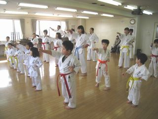 日曜空手 新川教室 春は入会シーズンです!_c0118332_14302439.jpg