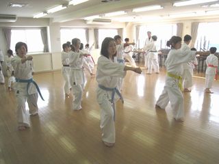 日曜空手 新川教室 春は入会シーズンです!_c0118332_14303795.jpg