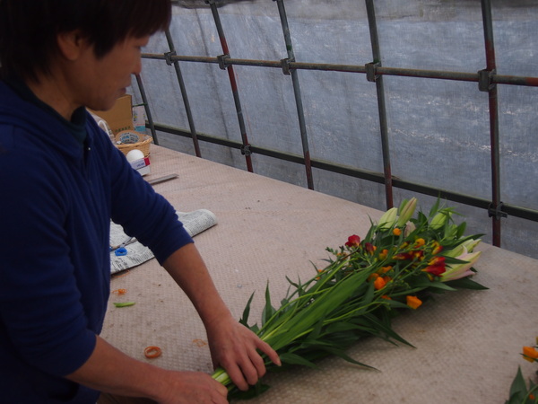 ただ今発送中のお花の様子（ユリに島のお花をプラスしてお送りします）_e0097770_2322462.jpg