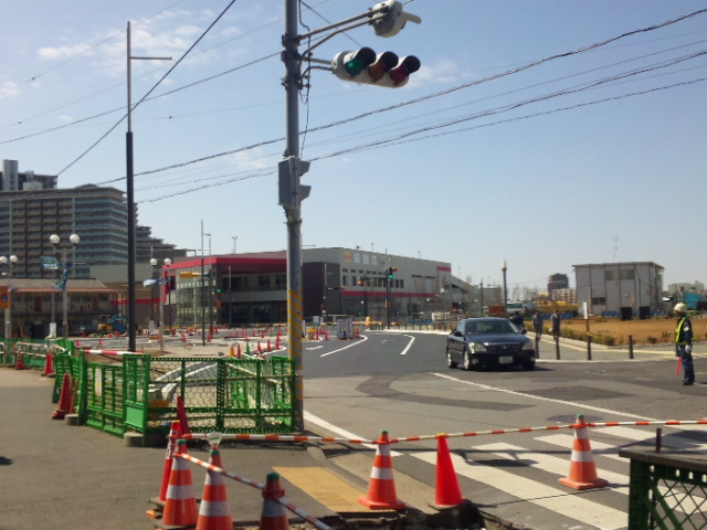 ＪＲ津田沼駅南口の新しい交差点－ユザワヤ前にも横断歩道を新設_c0236527_18595546.jpg