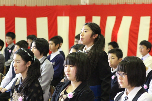 学び舎で過ごした日々を胸に抱き新しい道へ～市内小学校で卒業式～_f0237658_130044.jpg