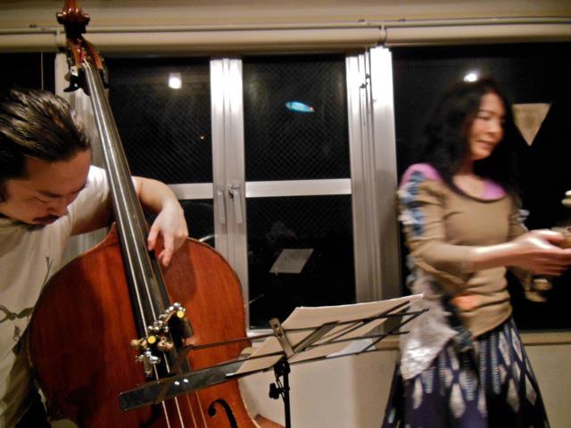 ライヴ中にUFO飛来!?_d0244370_1483354.jpg