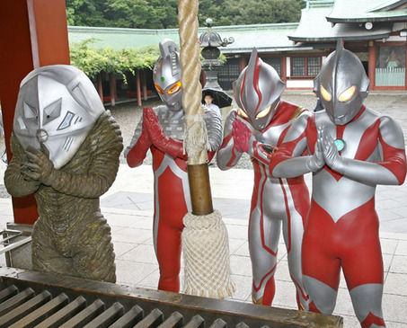 ウルトラマンのお祈り！_f0025351_4214434.jpg