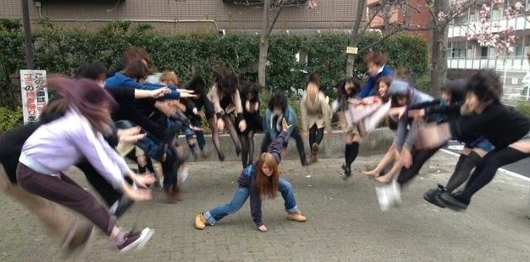 日本の女子高生の「吹っ飛び画像」が波動拳として突如アメリカでブームに?! #Hadouken_b0007805_031476.jpg
