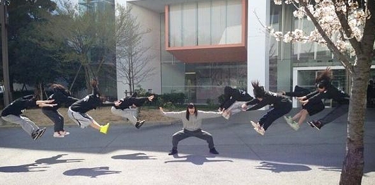 日本の女子高生の「吹っ飛び画像」が波動拳として突如アメリカでブームに?! #Hadouken_b0007805_0325093.jpg
