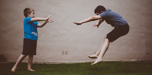 日本の女子高生の「吹っ飛び画像」が波動拳として突如アメリカでブームに?! #Hadouken_b0007805_0333710.jpg