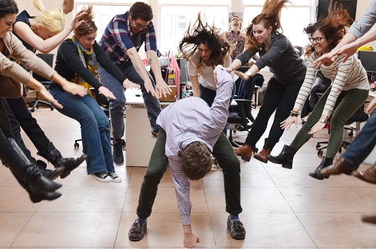 日本の女子高生の「吹っ飛び画像」が波動拳として突如アメリカでブームに?! #Hadouken_b0007805_0405717.jpg