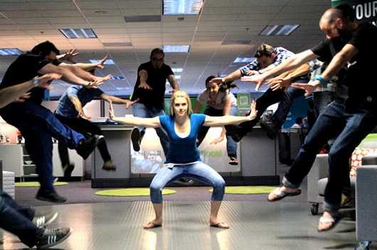 日本の女子高生の「吹っ飛び画像」が波動拳として突如アメリカでブームに?! #Hadouken_b0007805_0413599.jpg