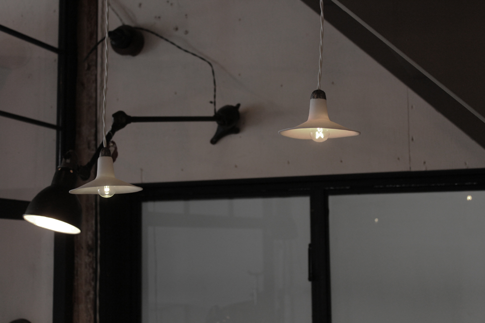 『白磁照明 白熱球とLED』_f0192906_219517.jpg