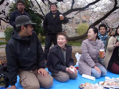 日々是日記／花冷えの土曜、鳥重お花見会！_b0019140_1648171.jpg