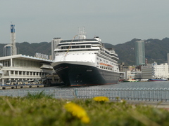 4月1日(月)､神戸港第4突堤に客船\"VOLENDAM\"が入りました_b0192588_1110252.jpg