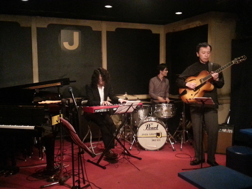 新宿J楽しく終了。そして本日は学芸大学アジアンカフェに出演いたします。_f0178313_1755076.jpg