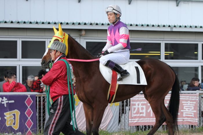 2011年12月23日（金） 荒尾競馬 3R 荒尾競馬装蹄師会特選 2歳2組 その1_a0077663_1724124.jpg