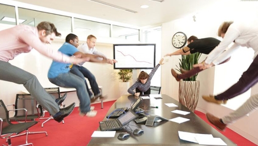 日本の女子高生の「吹っ飛び画像」が波動拳として突如アメリカでブームに?! #Hadouken_b0007805_8231620.jpg