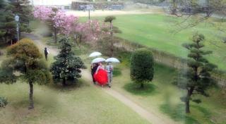 人数が多かったので中では無理かな〜ッと雨の降らぬ間に中庭へ..._b0194185_23312420.jpg