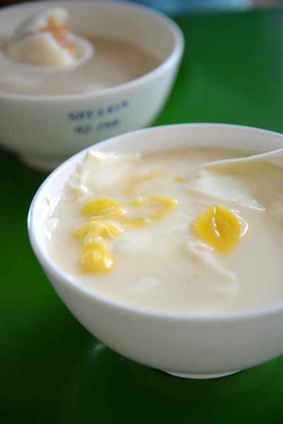 Soyako Bean Curd @ Bukit Timah Food Centre : 食後のデザートに温かい豆花とピーナッツスープを。_e0271868_21142476.jpg