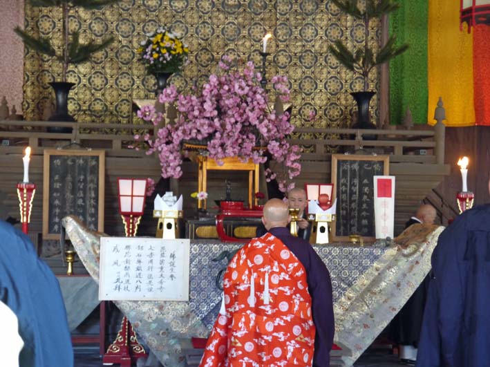 菊一輪携えて建長寺の花祭り大法要（降誕会）へ参加：4・8_c0014967_76301.jpg