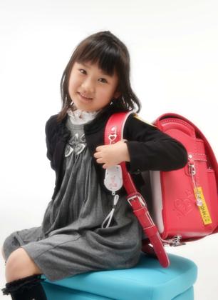 新しいランドセルを背負ってのカメラ目線は....もう小学生の顔だったり...._b0194185_1942499.jpg