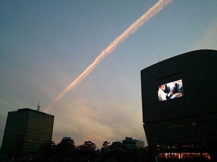 夕方、飛行機雲_b0154796_044498.jpg