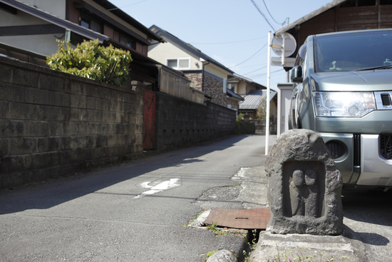 駐車場の双体道祖神_b0064396_22565787.jpg