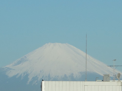 早朝、春の富士山を藤沢のホテルから望む_c0075701_2246893.jpg