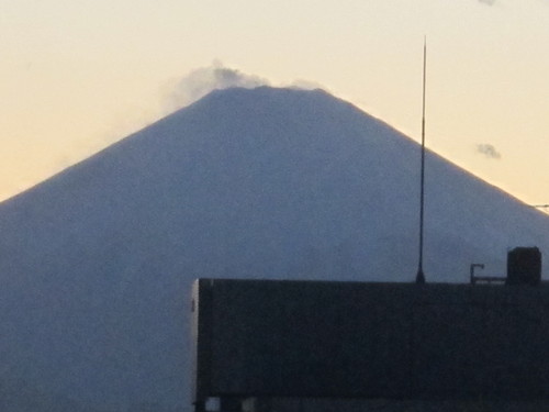 夕方、春の富士山を藤沢のホテルから望む_c0075701_19214895.jpg