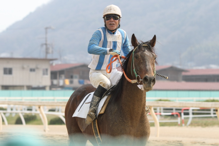 2013年3月24日(日) 福山競馬 8R ありがとう福山けいば開業獣医師会記念 B3B3二_a0077663_14354840.jpg