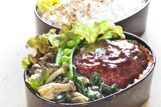 黒キャベツソテーとハンバーグ弁当_b0171098_8161660.jpg