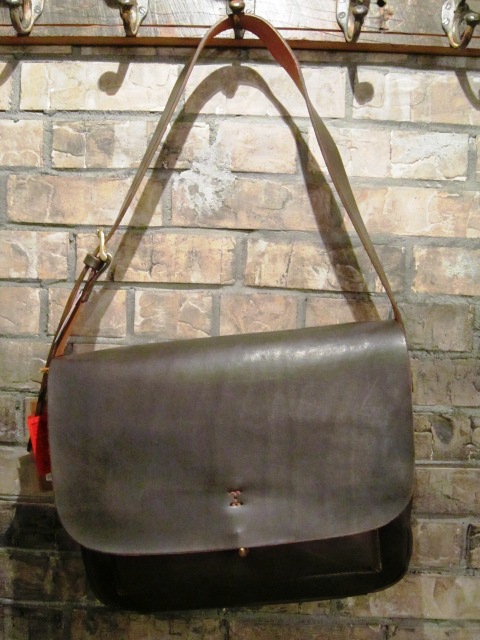 SLOW \"handpaint flap shoulder bag\" ご紹介_f0191324_9381629.jpg