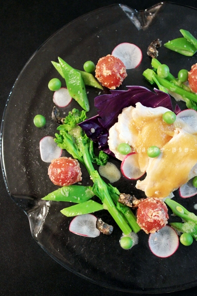 真空低温調理の塩レモン鶏胸肉と春野菜の前菜 スパイスと薬膳と