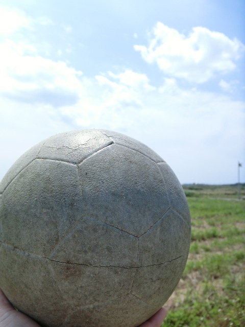 海で拾ったサッカーボールは黄金のボール 珊瑚の島の貝がらのお部屋から 海で拾ったサッカーボールは黄金のボール 珊瑚の島の貝がらのお部屋から