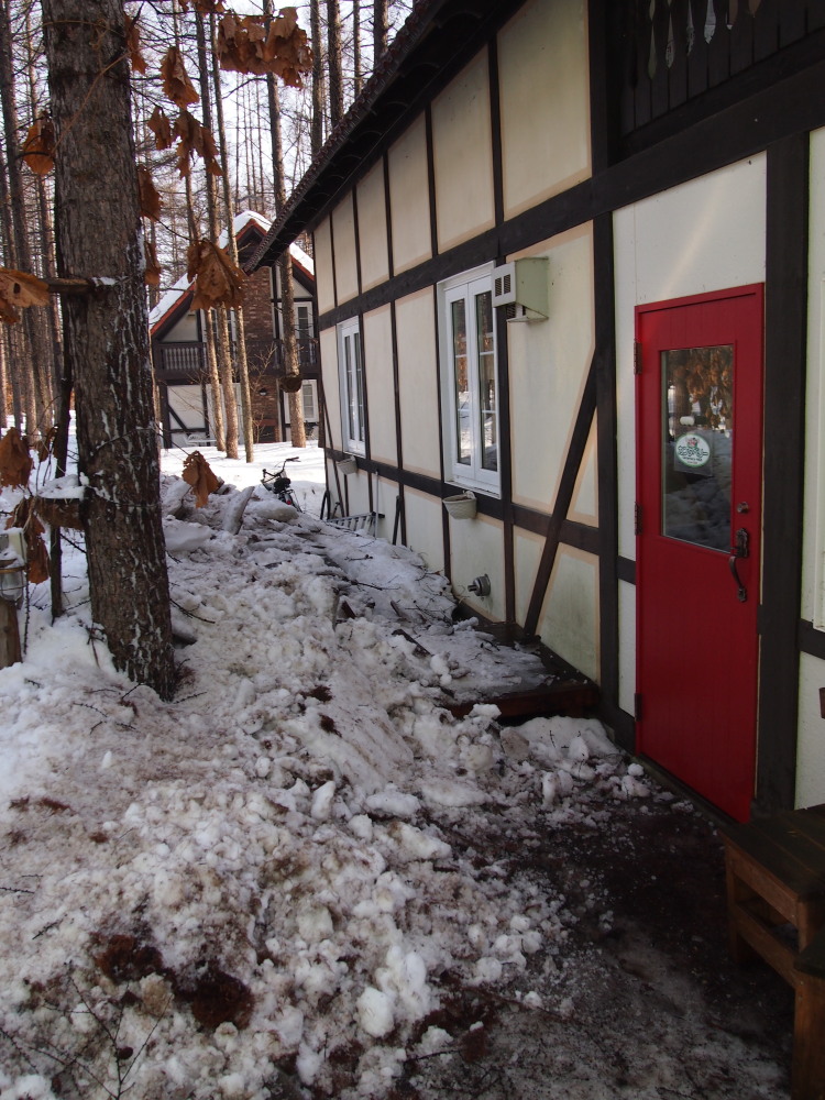 今日の春を思わせる陽気で‥やっと落ちた屋根の雪!_f0276498_202942.jpg