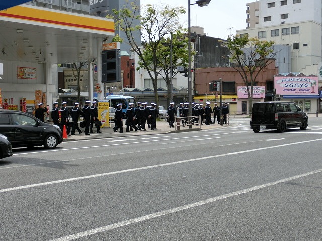 いろいろな「制服組」が歩いている街・横須賀_f0141310_7572311.jpg
