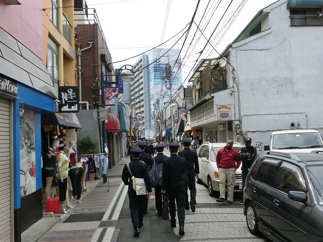 いろいろな「制服組」が歩いている街・横須賀_f0141310_7592114.jpg