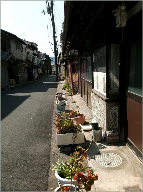 「京阪電車・橋本駅・・・古い石とタイルのある町の風景」_d0133024_23492723.jpg