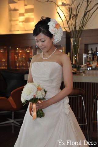 たっぷりのヘッドドレス 白にオレンジ 北青山AQUAVVITの新婦さんへ_b0113510_2249590.jpg