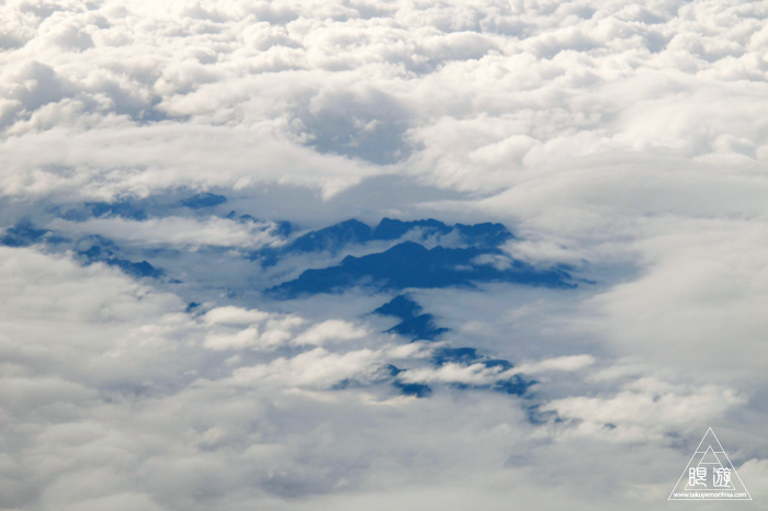 174 空 ~雲の隙間からのぞく山々~_c0211532_1562182.jpg