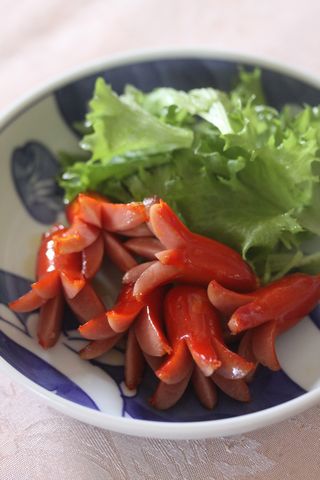冷やし中華と赤いウインナー 深夜食堂 より 美味しいテーブル 冷やし中華と赤いウインナー 深夜食堂 より 美味しいテーブル