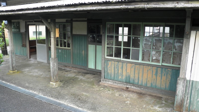 「花いろ」平成25年10月11日夕方西岸駅が再度湯乃鷺駅に変わったよ（駅名標変遷）_e0304702_19141819.jpg