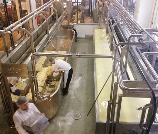 店内で手作りしてる様子が見れるNYのチーズ専門店 Beecher\'s Handmade Cheese _b0007805_22171877.jpg