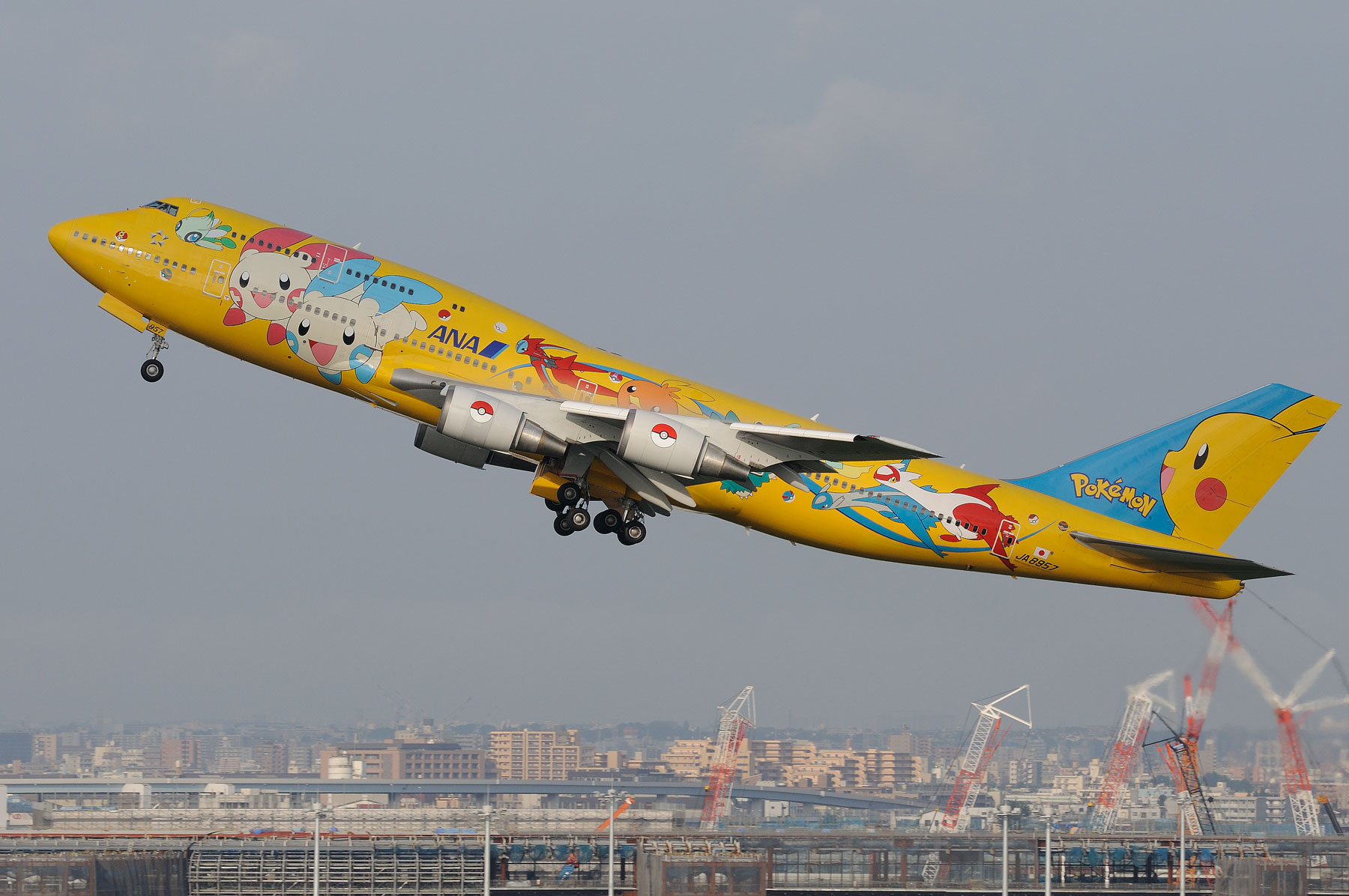 BOEING 747-400 / JA8957 - ピカチュウジャンボ - : SKY LOUNGE GARDEN -transporter side-