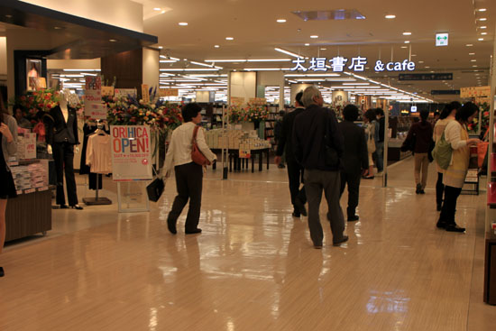 神戸ハーバーランドUMIEオープン_e0048413_20425621.jpg