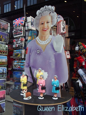 Queen Elizabethお手ふり人形_d0088196_16405949.jpg